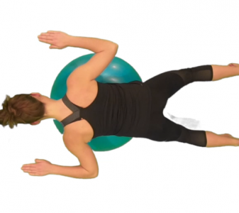 Leh břichem přes míč – napřímení trupu s pohybem horních končetin