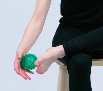 A1. Stimulace chodidla masážním míčkem (ježek)