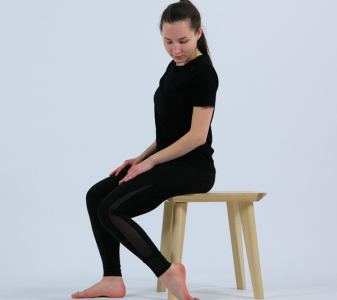 B16. Sed na židli – protažení natahovačů prstů