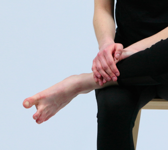 C2. Aktivní pohyb prstů nohy (roztažení od sebe)