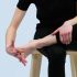 B5. Pasivní pohyb prstů nohy od sebe